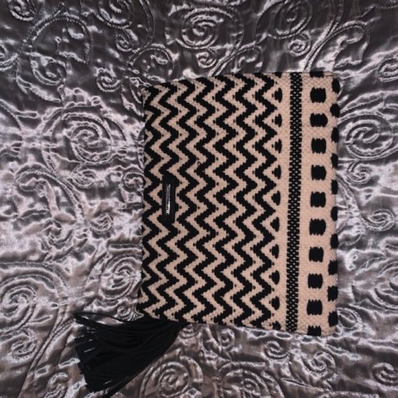 Sol Woven Zig Zag Foldover Black/White - Picture 2 of 6